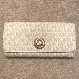 Micheal Kors wallet like new